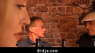 English oldman fucks cute american kirmess in a pub