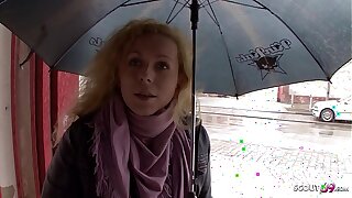 Deutsche Hausfrau bei echten Strassen Casting in Berlin für Geld AO gefickt - German MILF